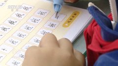 <b>讲堂上教员正正在用AI帮教给学生引见电机检测项</b>