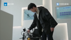 员正正在对面前这款智能轮椅进行手艺升级